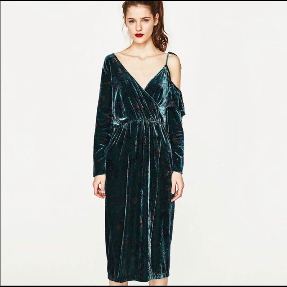 Zara - Green Velvet Dress. Size L. Brand New.